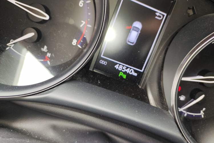 Used Toyota C-HR 2020 2.0L Luxury Edition Odometer Close Up