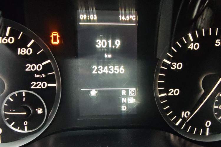 Used Mercedes-Benz Vito 2018 2.0T Business Version China V Emission Standard Odometer Close Up