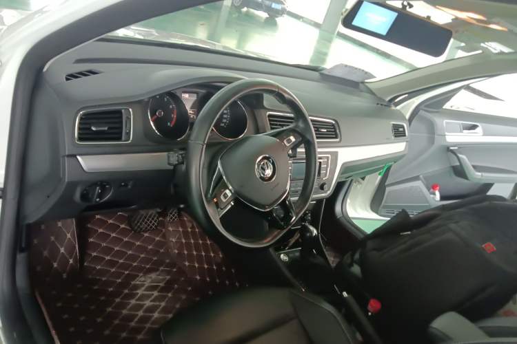 Used Volkswagen Gran Lavida 2017 180TSI DSG Comfort Edition Center Console