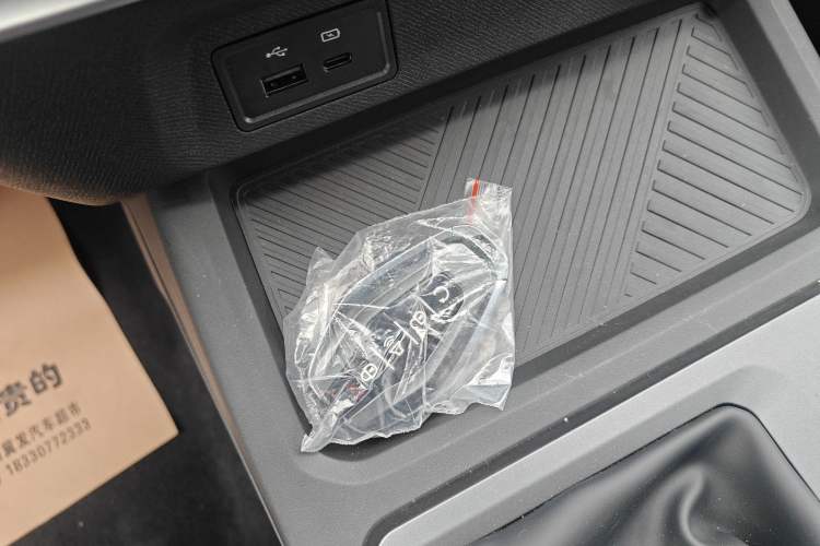 Used RELY Venucia R08 2025 Model 2.3T 6MT 2WD Diesel Long Box Exclusive Edition Interior 1