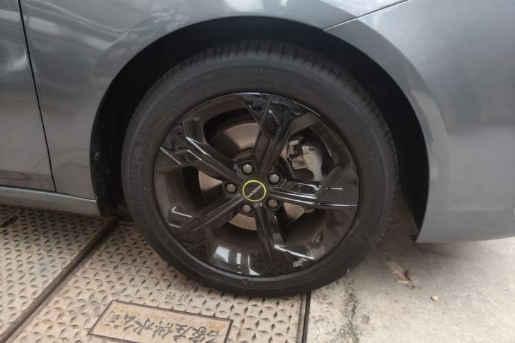 Used Roewe i6 MAX 2020 300TGI Automatic "Swell Cool Smart Drive" Edition Right Front Wheel Hub