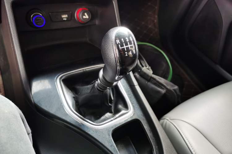 Used Baojun 730 2019 1.5L Manual Fashion Model 7-seater China VI Gear Lever