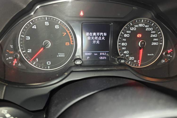 Used Audi Q5 2013 40 TFSI Comfort Edition Odometer Close Up