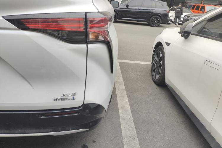 Used Toyota SIENNA 2023 2.5L Hybrid Luxury Edition Right Rear Taillight