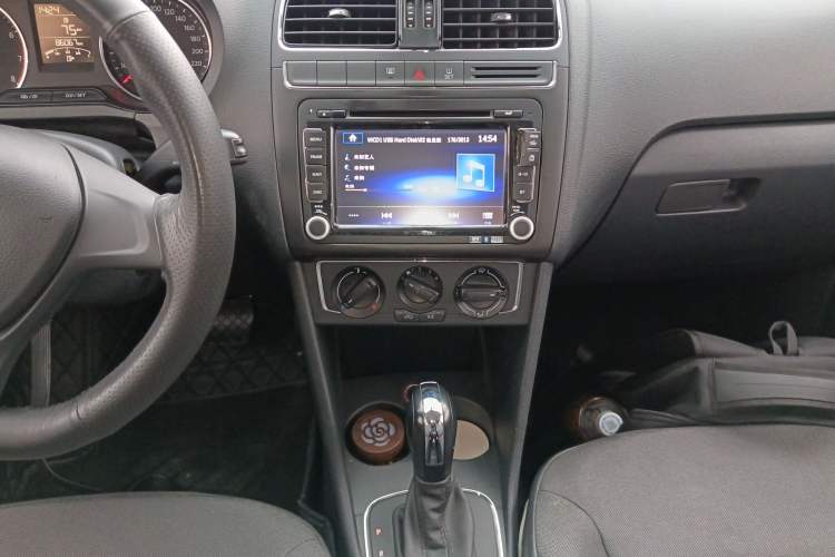 Used Volkswagen Polo 2014 1.6L Automatic Comfort Edition Audio And AC Panel