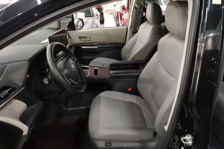 Used Toyota Granvia 2023 2.5L Hybrid Comfort Edition