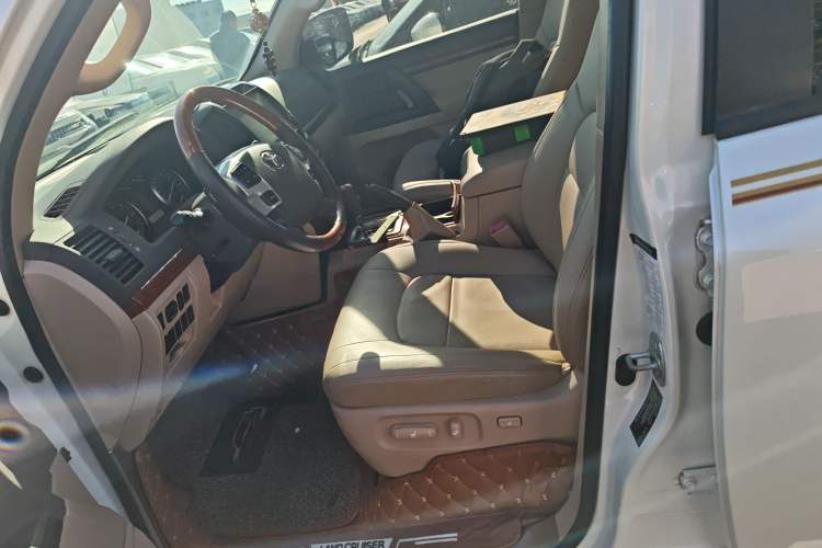 Used Toyota Land Cruiser 2015 4.0L 8-Seater Middle East Version
