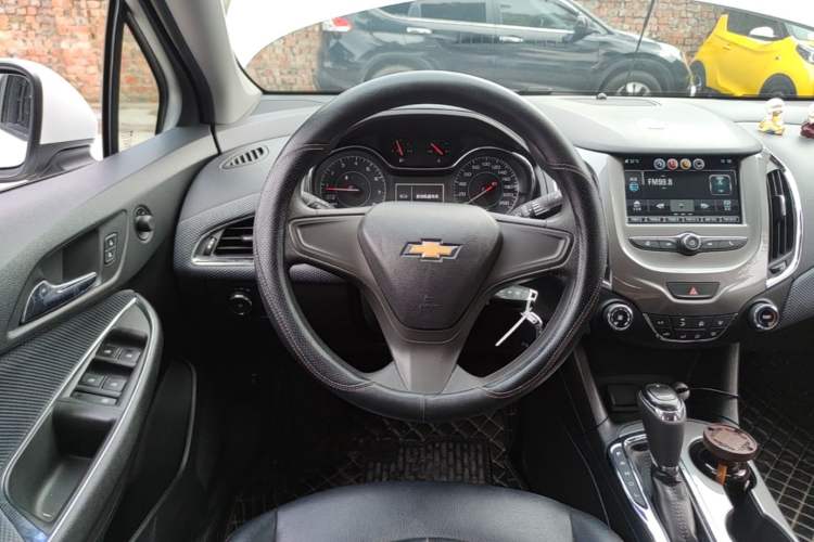 Used Chevrolet Cruze 2018 320 Automatic Pioneer Sunroof Edition
