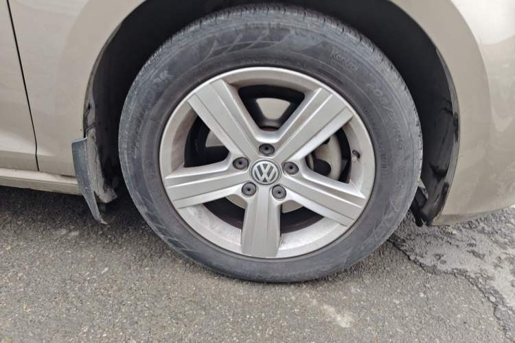 Used Volkswagen Golf 2016 230TSI Automatic Comfort Version Right Front Wheel Hub