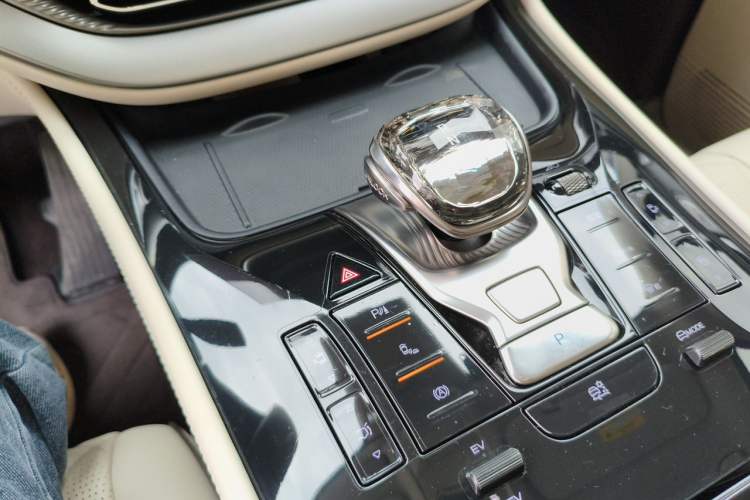 Used Denza D9 2024 DM-i 1050 Luxury Model
