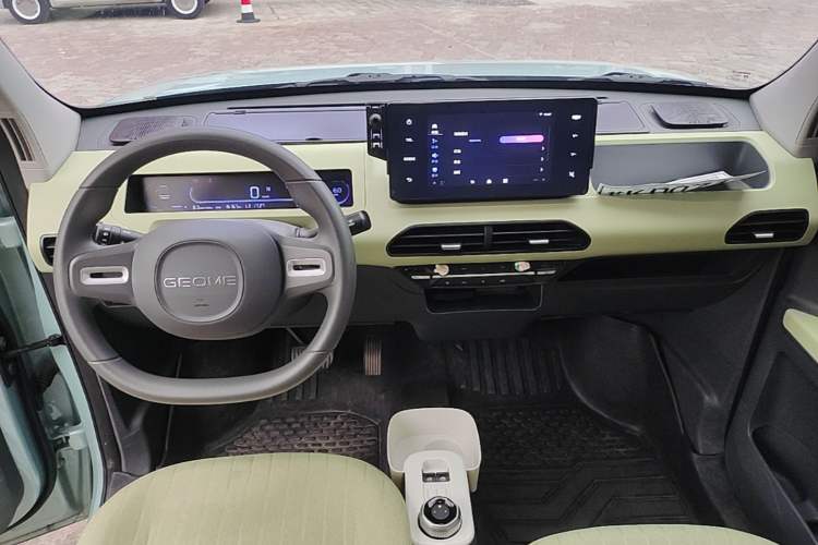 Used Geely Galaxy Panda 2024 Panda Mini 200km Endurance Bear Center Console