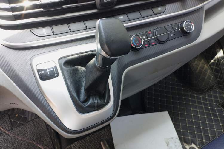 Used SAIC MAXUS Xintu V90 2022 2.0T AMT Yunjie Front-Wheel-Drive Short Wheelbase High-Roof with Single Rear Tire and 6 Seats
