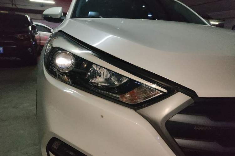 Used Hyundai Tucson 2015 1.6T Dual-Clutch Two-Wheel-Drive Smart Model Right Front Headlight