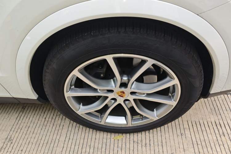 Used Porsche Cayenne 2024 Cayenne 3.0T Right Front Wheel Hub