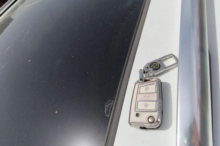 Used Volkswagen T-ROC 2023 300TSI DSG Two-Wheel-Drive Chen Guang Edition Interior 1