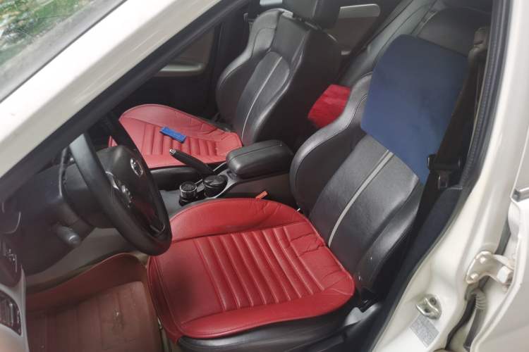 Used Soueast V3 Lingyue 2012 Revised Version 1.5L Manual – Style Edition
