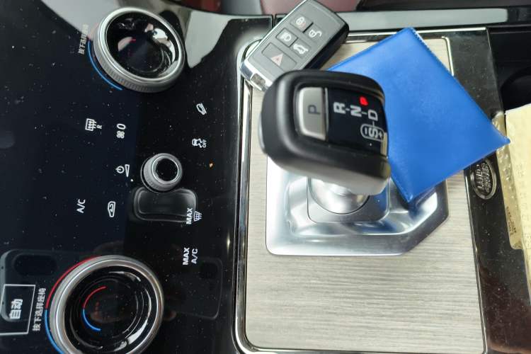 Used Land Rover Range Evoque 2022 Aurora L 249 PS R-Dynamic Luxury Edition Gear Lever