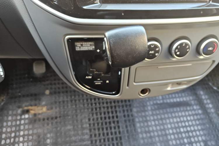 Used SAIC MAXUS Xintu V80 2021 2.0T AMT Classic Aoyuntong Short Wheelbase Mid-Roof 5/6-Seater