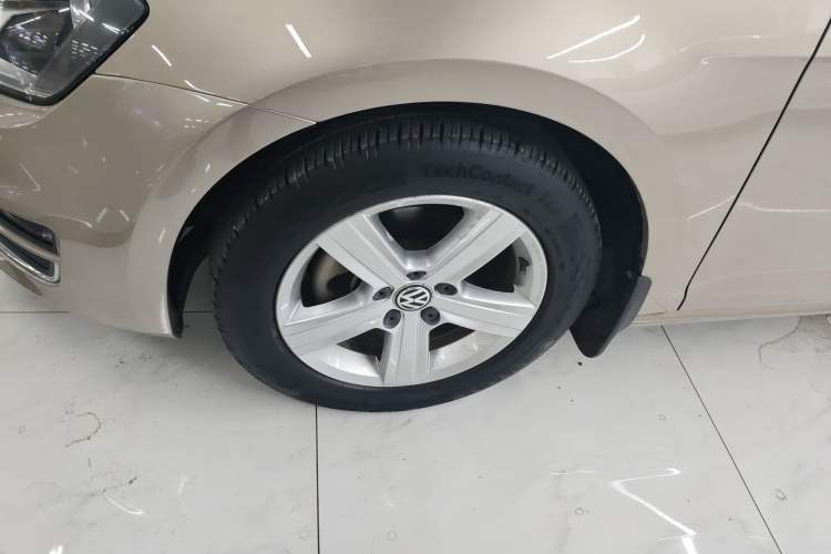 Used Volkswagen Golf 2015 1.4TSI Automatic Luxury Model Left Front Wheel Hub