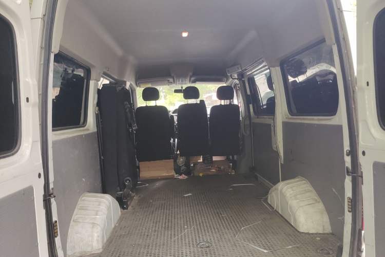 Used SAIC MAXUS Xintu V80 2023 2.0T Manual Classic Aoyuntong Short Wheelbase Mid-Roof 5/6-Seater Trunk