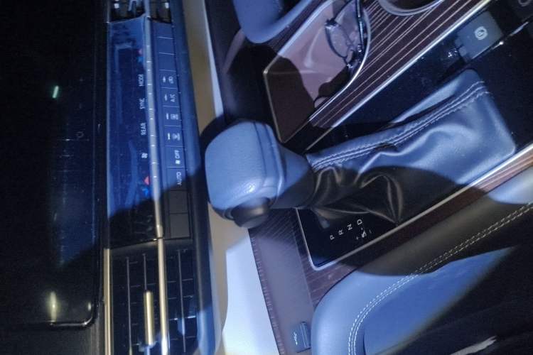 Used Toyota SIENNA 2026 Model 2.5L Dual-Engine Two-Wheel-Drive Comfort Edition Gear Lever