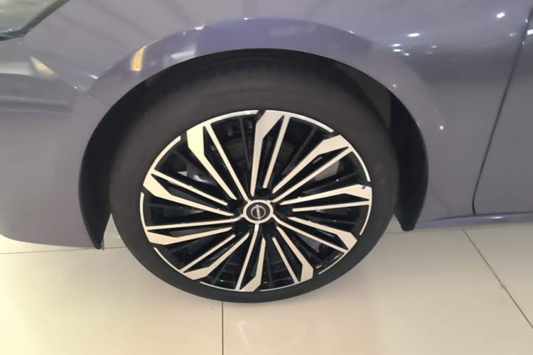 Used Nissan Teana 2026 Model Harmony Cockpit 2.0T Flagship Edition Left Front Wheel Hub