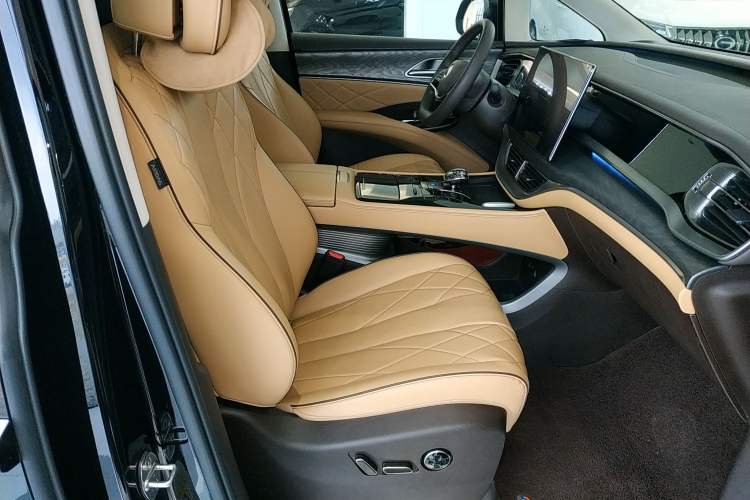 Used Denza D9 2024 DM-i 980 Four-Wheel Drive Prestige Model
