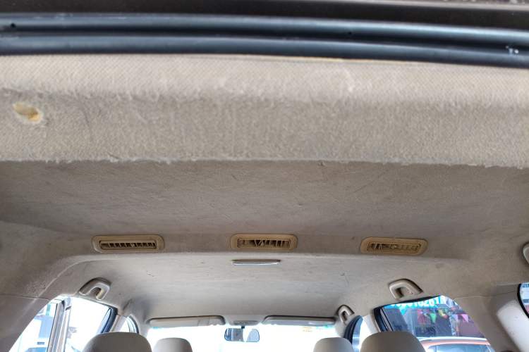 Used Baojun 730 2014 1.5L manual standard trim 7 seats Headliner