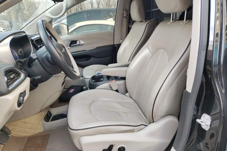 Used Chrysler Grand Voyager PHEV 2018 3.6L Plug-in Hybrid Left Front Seat