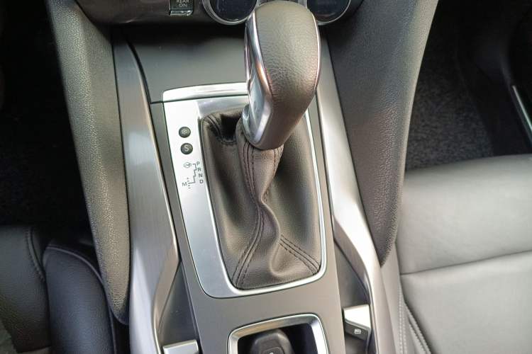 Used DS 5 2014 1.6T Luxury Edition THP160 Gear Lever