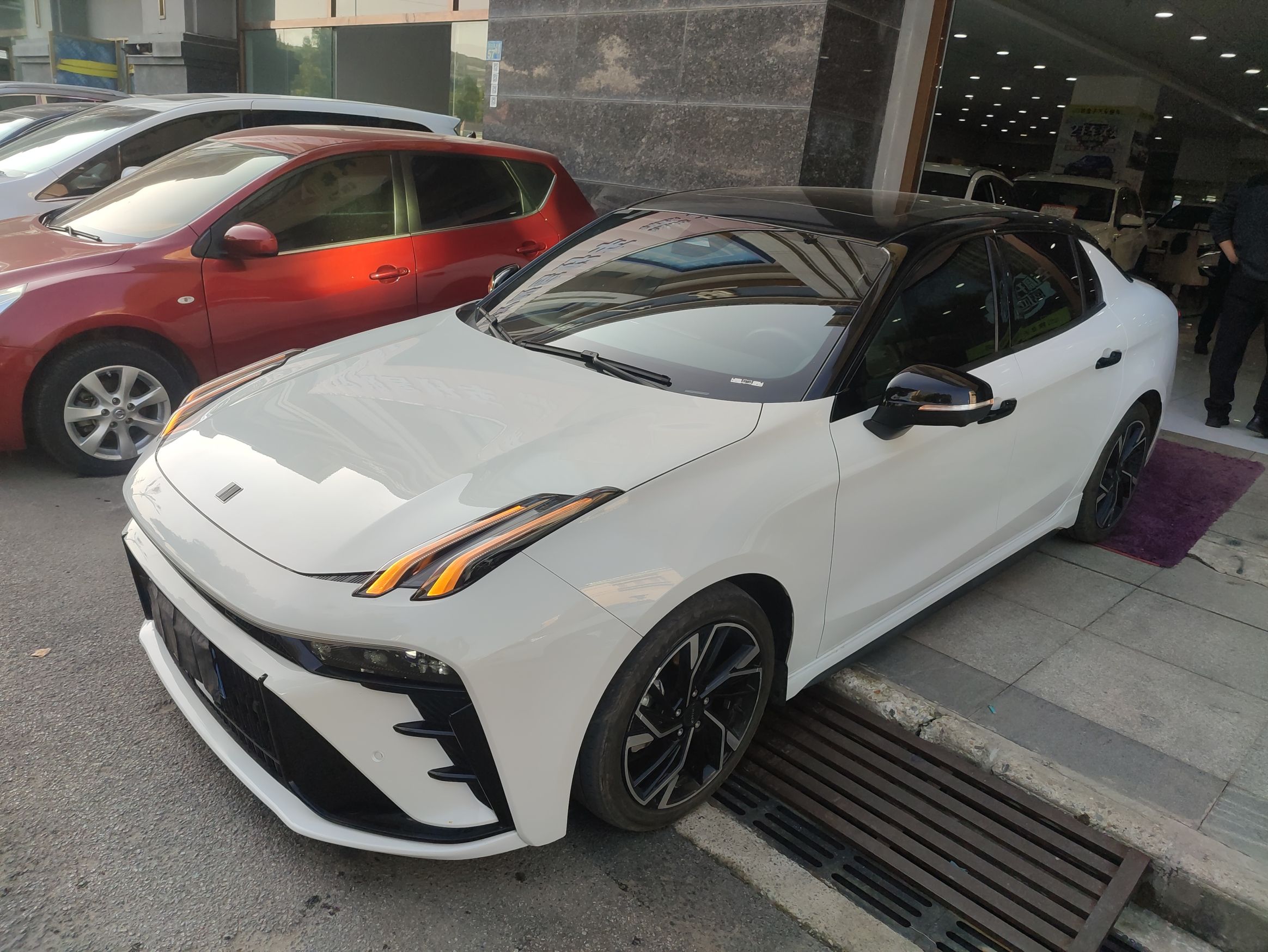 تحت مقدمة السيارة