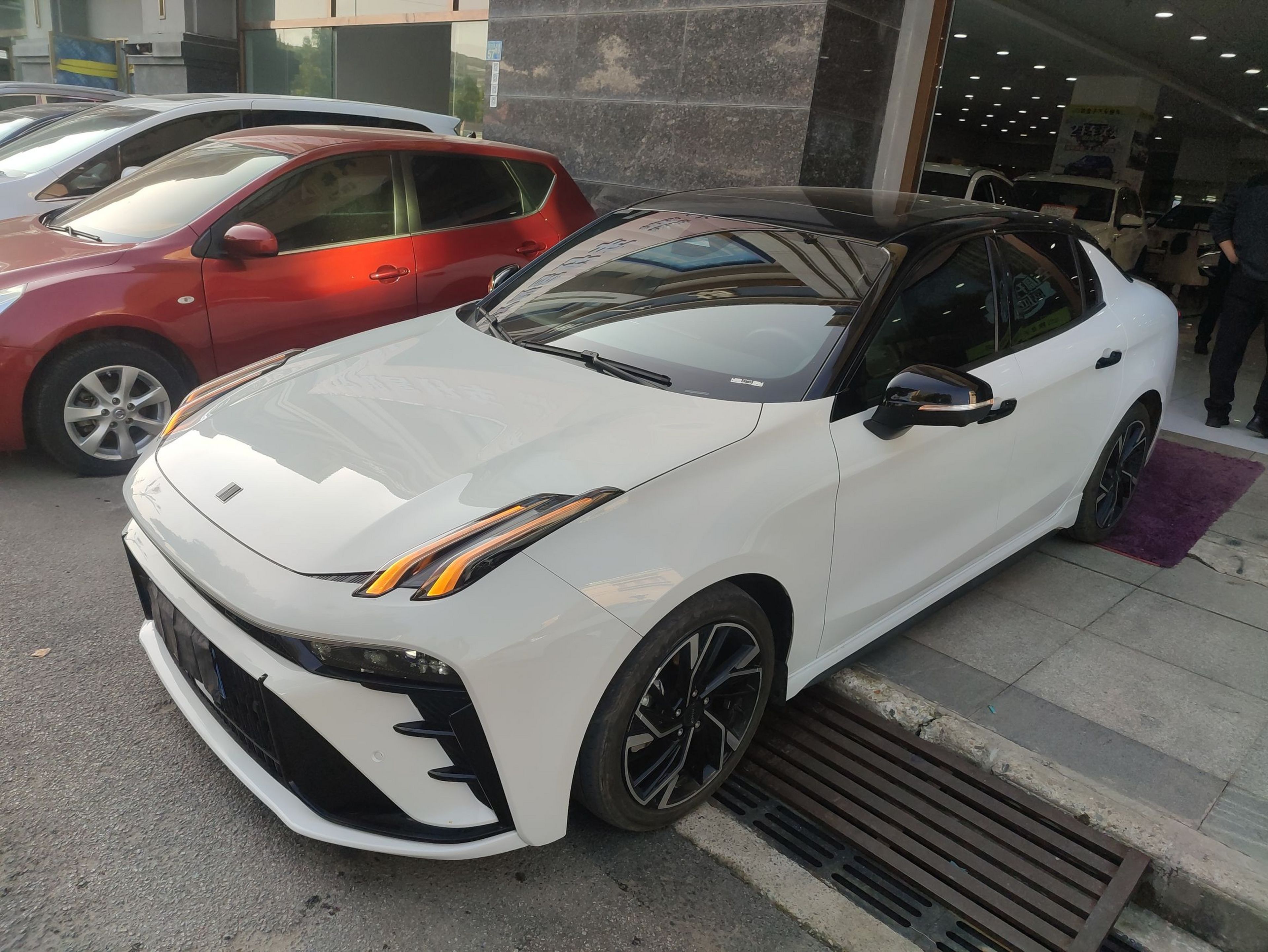 تحت مقدمة السيارة