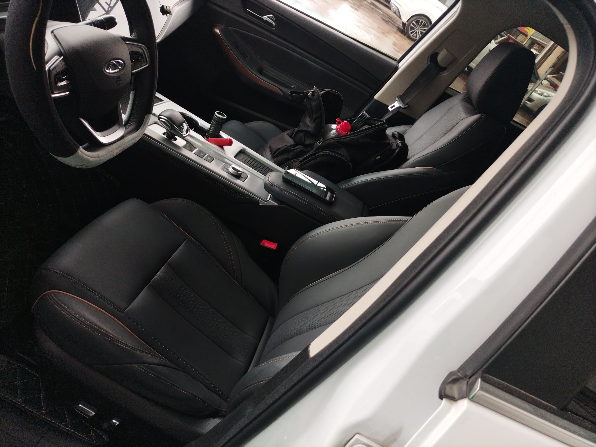 Переднее сиденье в автомобиле