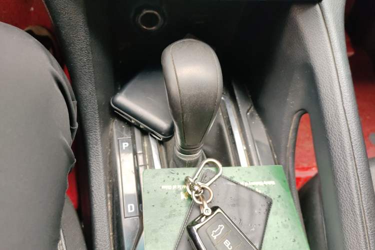 Used JMC Yusheng S350 2016 2.0T Automatic Two-Wheel Drive Gasoline Luxury Edition 5 Seats Gear Lever