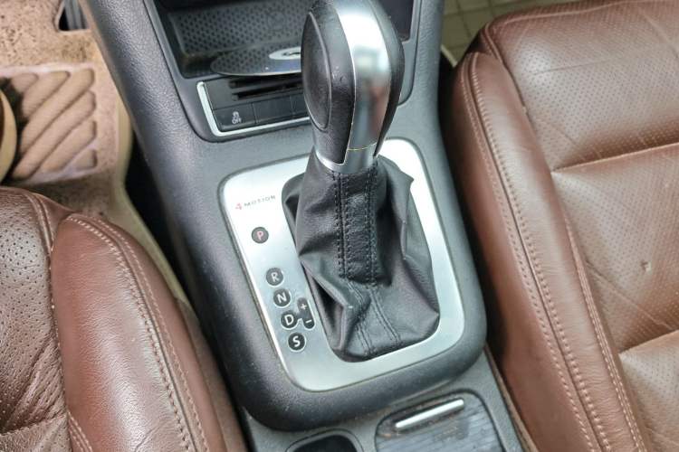 Used Volkswagen Tiguan 2013 2.0 TSI Automatic All-Wheel Drive Luxury Edition Gear Lever