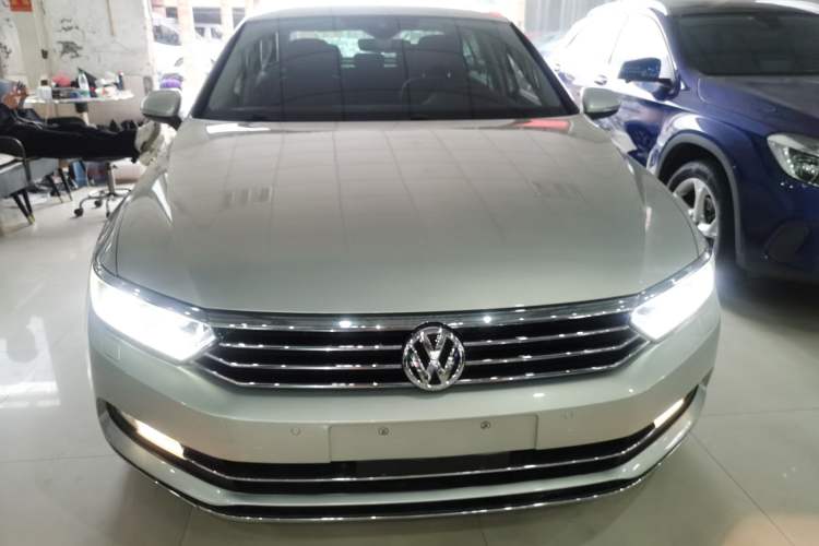 Used Volkswagen Magotan 2017 330TSI DSG Luxury Model Front