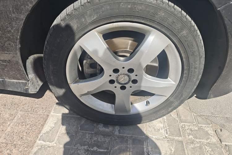 Used Mercedes-Benz R-Class 2014 R 400 4MATIC Business Model Right Front Wheel Hub