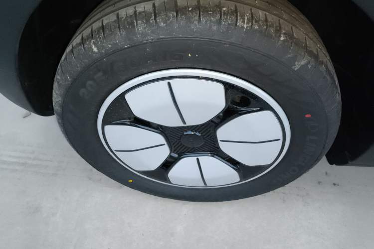 Used Geely Galaxy Geome 2026 Model 310km Youth Edition Right Rear Wheel Hub