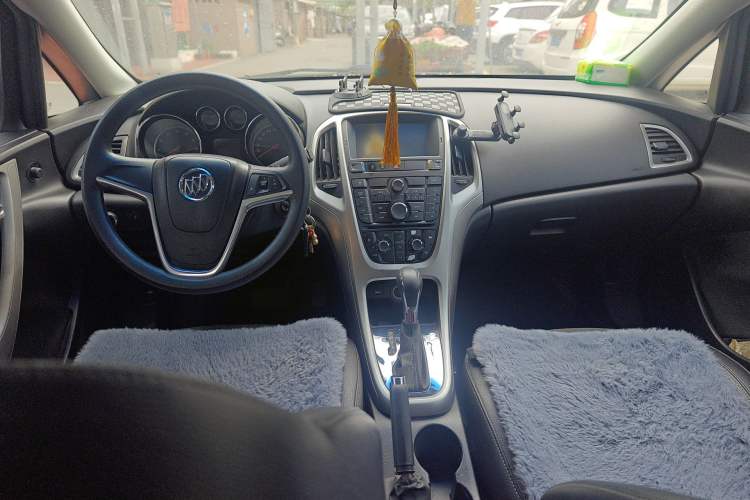 Used Buick GT 2013 XT 1.6T Automatic Fashion Sport Edition Center Console