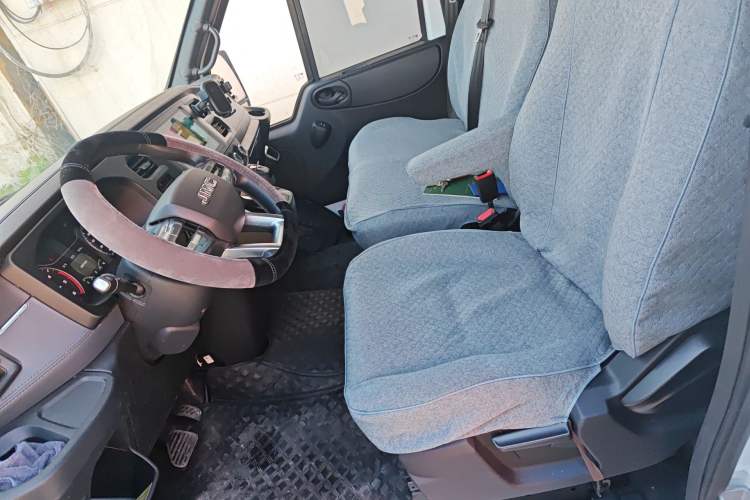 Used JMC Fushun 2023 2.0T Automatic Short-Wheelbase Low-Roof Commercial Van 2/3 Seats with Dual-Opening Tailgate Left Front Seat