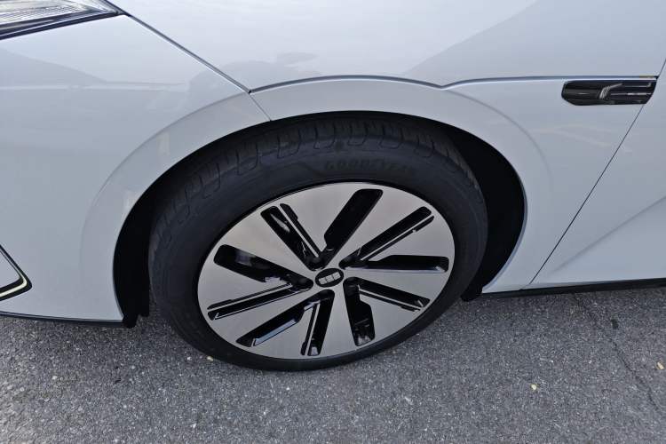 Used Geely Galaxy E8 2024 665 km Range Rear-Drive Starship Long-Range Version Left Front Wheel Hub