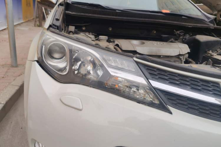 Used Toyota RAV4 2015 2.5L Automatic 4x4 Elite Edition Right Front Headlight