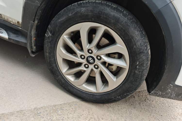Used Hyundai Tucson 2015 1.6T Dual-Clutch Two-Wheel-Drive Smart Model Right Front Wheel Hub