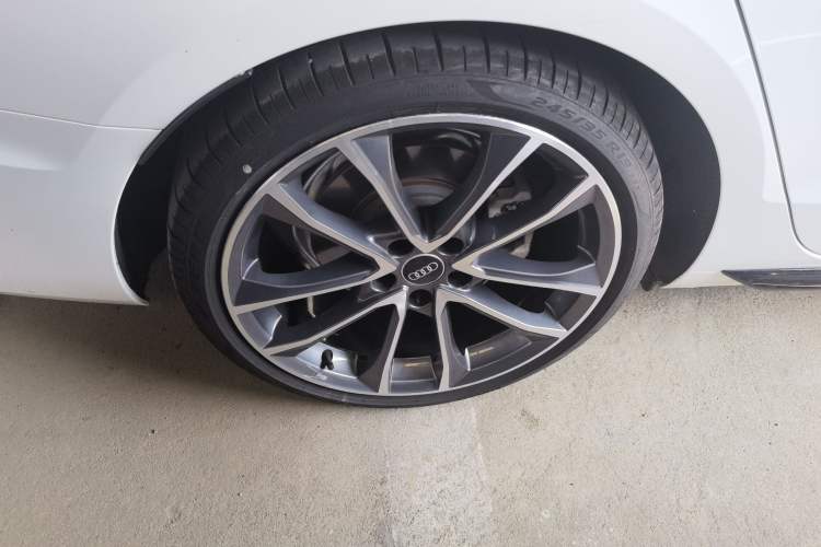 Used Audi A4L 2023 40 TFSI quattro Luxury Dynamic Edition Right Rear Wheel Hub