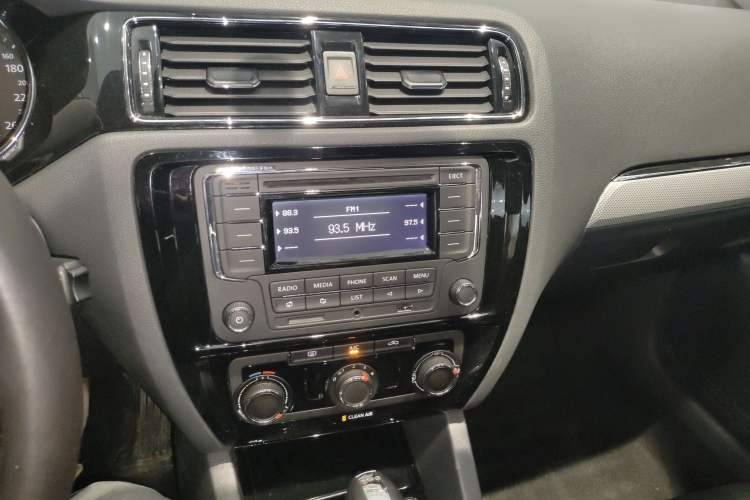 Used Volkswagen Sagitar 2015 230TSI Automatic Comfort Version Audio And AC Panel