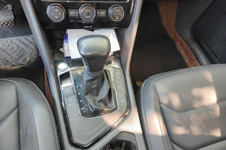 Used Volkswagen Tiguan L 2018 330TSI Automatic Two-Wheel Drive Luxury Edition Gear Lever