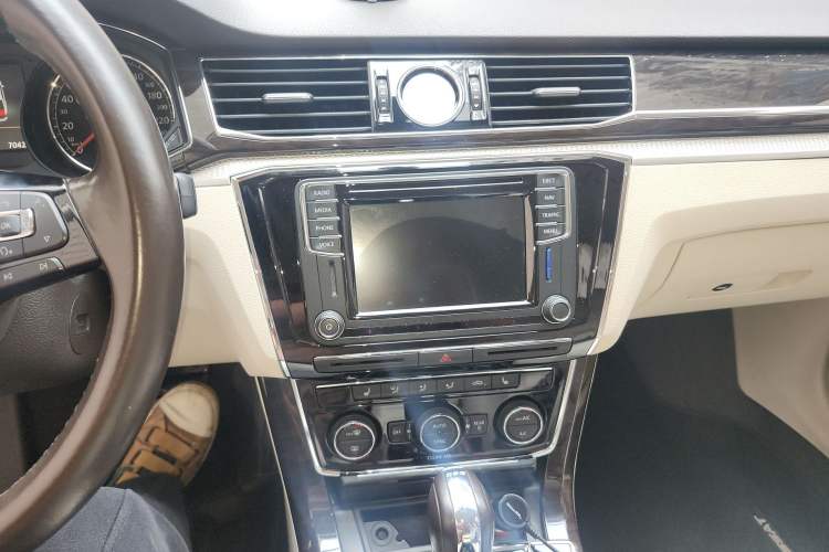 Used Volkswagen Passat 2016 330TSI DSG Prestige Edition Audio And AC Panel