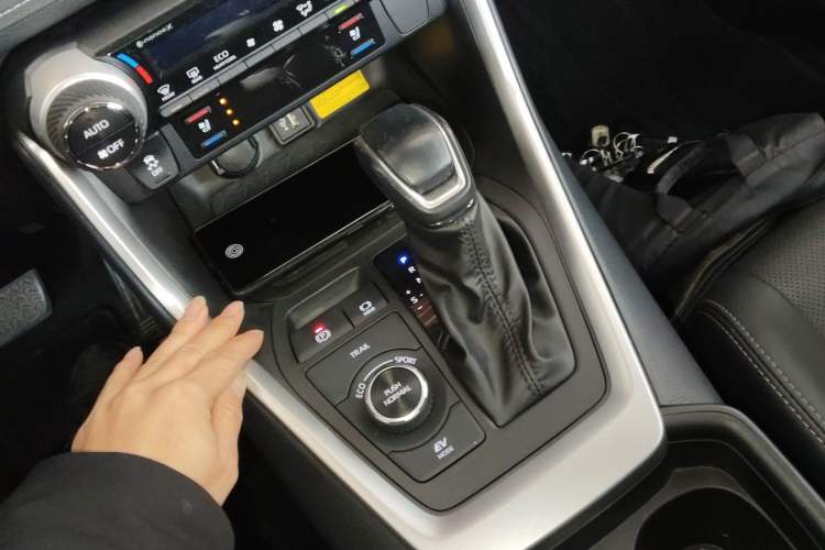 Used Toyota Wildlander 2023 Dual-Motor 2.5L E-CVT Four-Wheel Drive Prestige Edition Gear Lever