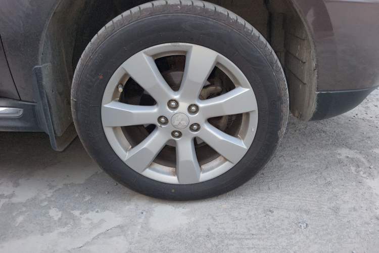 Used Mitsubishi Outlander 2012 Kicks 2.4 Fashion Navigation Edition
