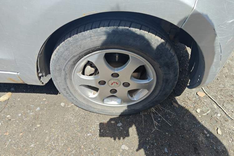 Used Wuling Hongguang 2010 1.4L Standard Version Right Front Wheel Hub